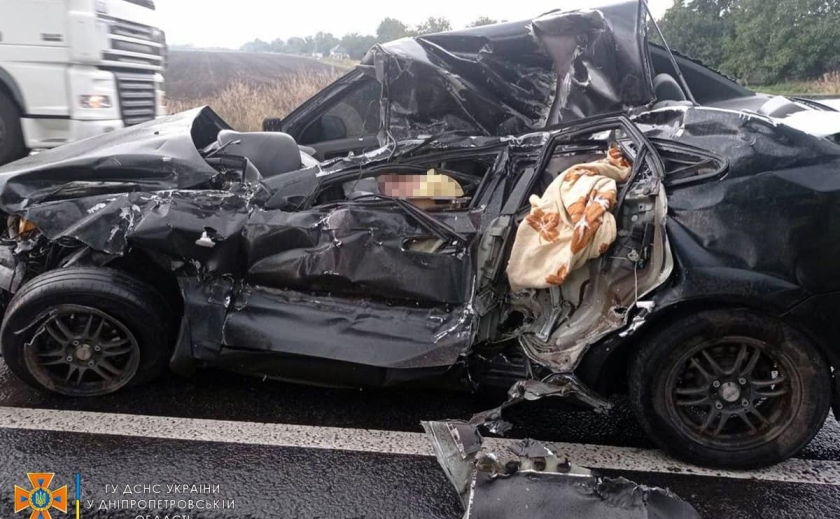 У П’ятихатках водій «Daewoo Gentra» влетів в автовишку: він загинув на місці