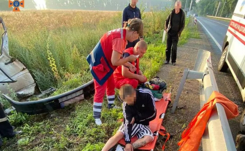 Не впорався з керуванням: у Кам’янському районі співробітники Служби порятунку деблокували водія з понівеченої автівки