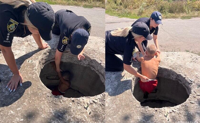 У П'ятихатках ювенальні поліцейські допомогли 11-річному хлопчику вибратися з колодязя